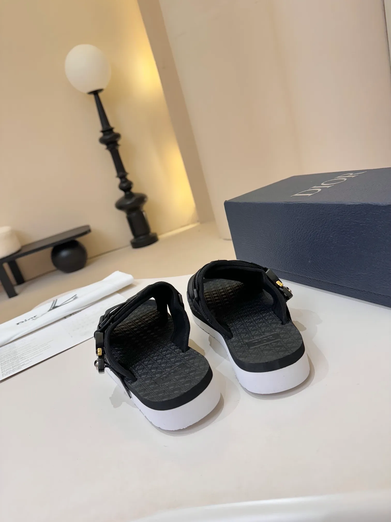 [Dior] P: 340💰 -Size: 38-46 Dior Dior D’s classic men’s slippers, high-end boutique, original material, pure cotton printed canvas upper, fine workmanship, super soft sole, casual, loose and comfortable, a must-have in summer!